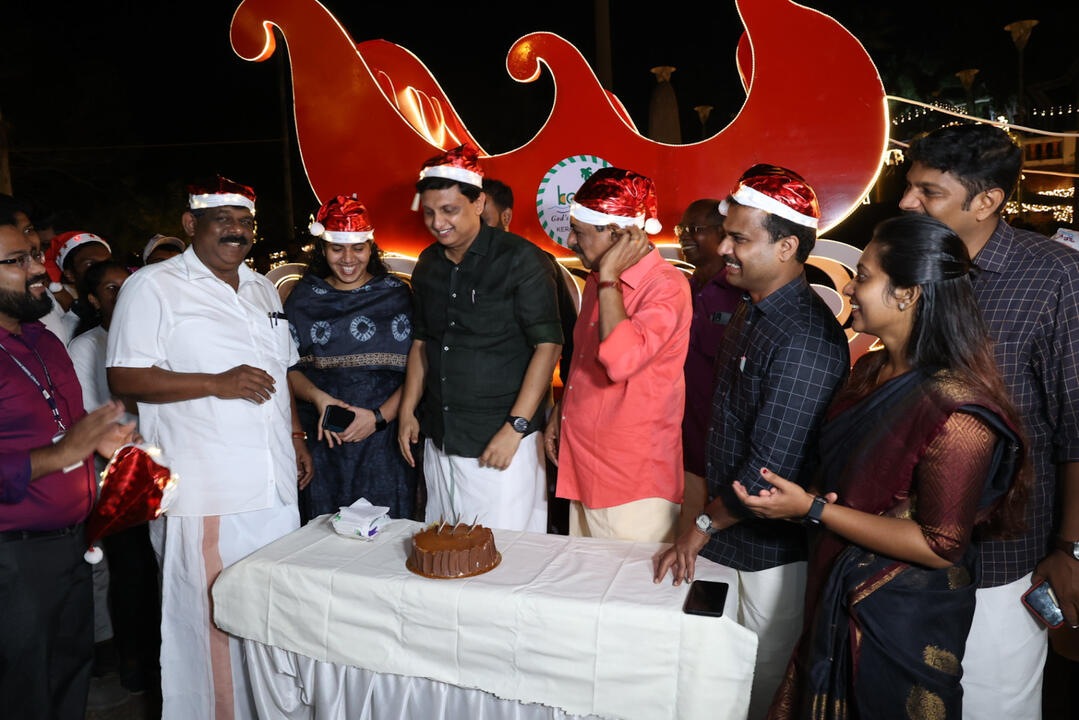 Tourism Minister switches on Christmas - New Year illuminations